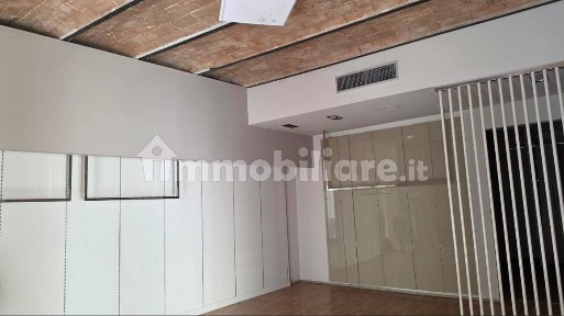 Locale commerciale in Affitto