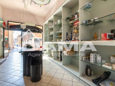 Locale commerciale in Vendita