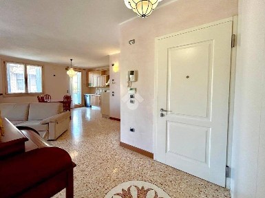 Trilocale viale Italia 106, Centro, Creazzo