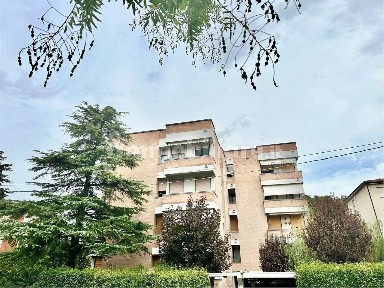 Imola, Ultimo piano- 155 mq 3 camere, 2 bagni e garage !