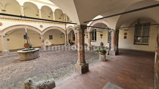Quadrilocale via de' Griffoni 8, Centro Storico, Bologna