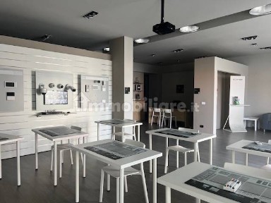 Locale commerciale in Affitto