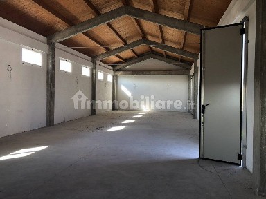 Capannone in Affitto