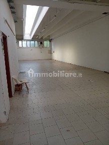 Capannone in Affitto