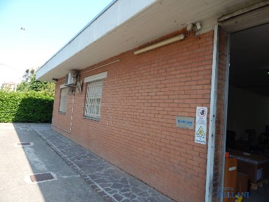 Capannone in Affitto