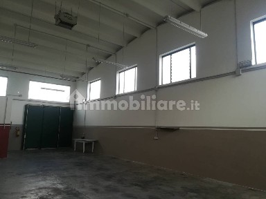 Capannone in Affitto