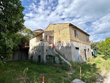 Acquaviva Picena, via colle in su