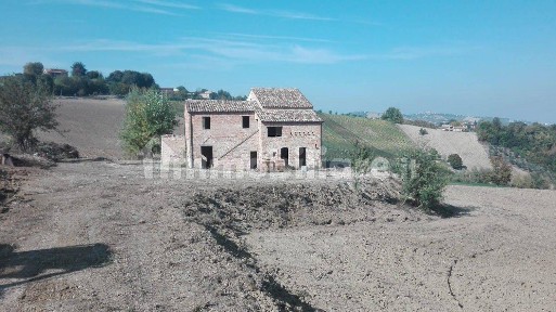 Montedinove, Contrada Case Rosse