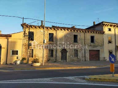 Terratetto unifamiliare 150 m², da ristrutturare, Centro, Mozzecane