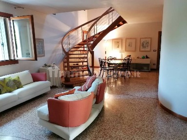 Terratetto unifamiliare 455 m², ottimo stato, Centro, Legnago