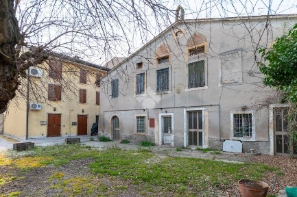 Terratetto unifamiliare 247 m², da ristrutturare, Villafranca di Verona