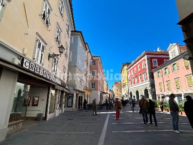 Quadrilocale piazza di Cavana, Città Vecchia, Trieste