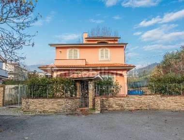 Villa unifamiliare via Croci, Massa e Cozzile