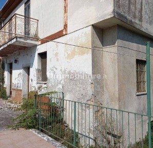 Villa unifamiliare via San Salvatore 84, Picarelli, Rione Ferrovia, Archi, Avellino