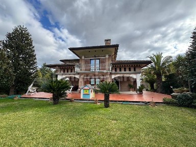 Villa plurifamiliare, ottimo stato, 762 m², A. Annarumma, A. Gasperi, F. Tedesco, Avellino