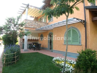 Villa unifamiliare via F. Donati, Vittoria Apuana, Forte dei Marmi