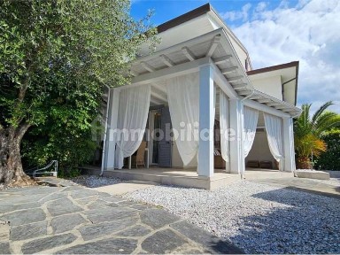 Villa bifamiliare via Duca d'Aosta 49, Centro, Forte dei Marmi