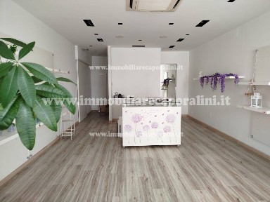 Locale commerciale in Vendita