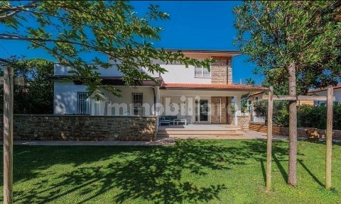 Villa unifamiliare via F. Donati 46A, Vittoria Apuana, Forte dei Marmi