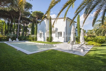 Villa unifamiliare via Carlo Carrà, Roma Imperiale, Forte dei Marmi