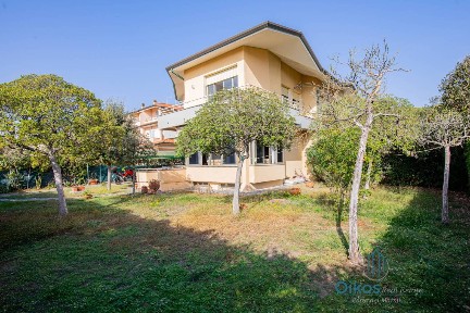 Villa bifamiliare viale Roma 107, Pietrasanta