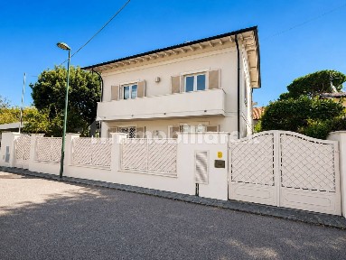 Villa unifamiliare via F. Donati 21, Vittoria Apuana, Forte dei Marmi
