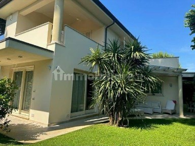 Villa unifamiliare via Versilia 69, Vittoria Apuana, Forte dei Marmi