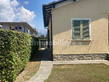 Villa unifamiliare via Emilia, Vittoria Apuana, Forte dei Marmi