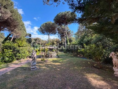 Villa bifamiliare viale John Fitzgerald Kennedy, Torre del Lago, Viareggio
