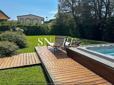 Villa unifamiliare via Don I. Lazzeri, Vittoria Apuana, Forte dei Marmi
