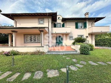 Villa unifamiliare via San Camillo, Vittoria Apuana, Forte dei Marmi
