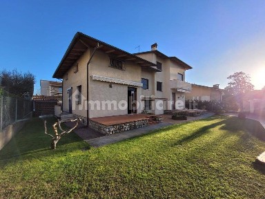 Villa unifamiliare via Francesco Berni, 21, Pietrasanta
