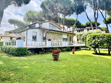 Villa unifamiliare via Monte Lieto, Lido di Camaiore, Camaiore