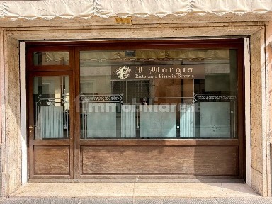 Locale commerciale in Vendita