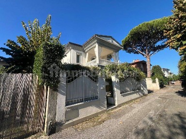 Villa unifamiliare via Aldous Leonard Huxley 16, Centro, Forte dei Marmi