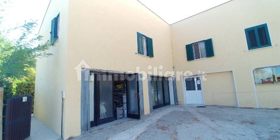 Locale commerciale in Vendita
