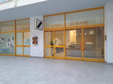 Locale commerciale in Vendita