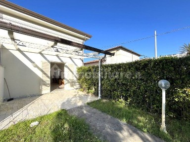 Villa bifamiliare via Ugo Foscolo 9, Pietrasanta