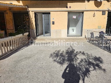 Locale commerciale in Vendita