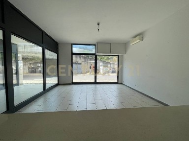 Locale commerciale in Vendita