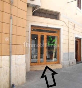 Locale commerciale in Vendita