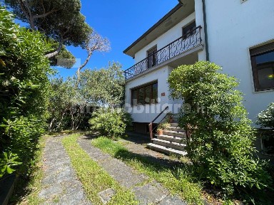 Villa bifamiliare via Giuseppe Verdi, Lido di Camaiore, Camaiore