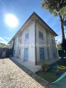 Villa bifamiliare via Versilia 28, Vittoria Apuana, Forte dei Marmi