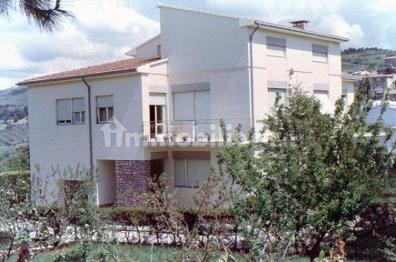 Villa unifamiliare, da ristrutturare, 477 m², Centro, Campiglia Marittima