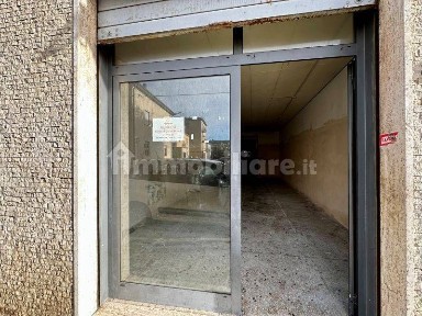 Locale commerciale in Vendita
