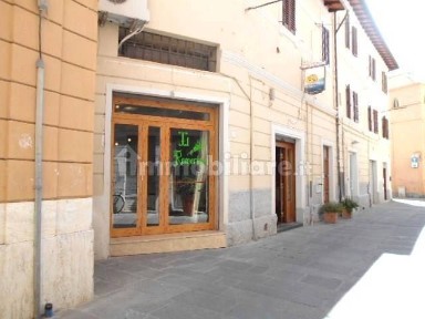 Locale commerciale in Vendita