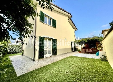Villa bifamiliare viale Giacomo Puccini 55, Torre del Lago, Viareggio
