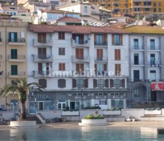 Locale commerciale in Vendita