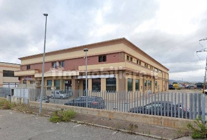 Locale commerciale in Vendita