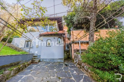 Villa unifamiliare via Greppolungo, Camaiore Paese, Camaiore